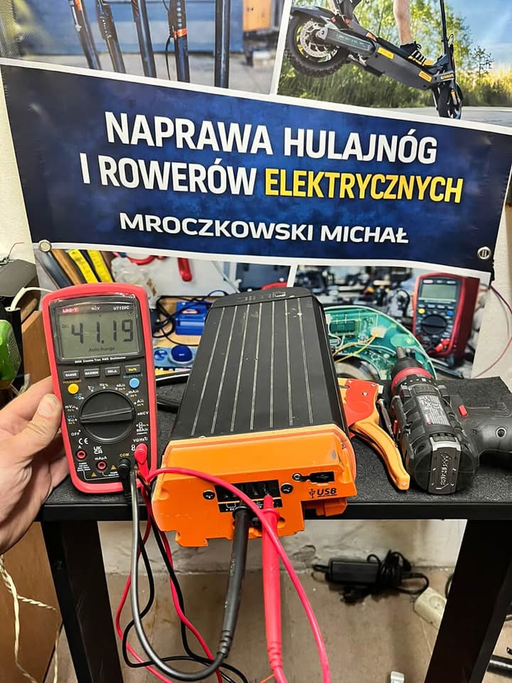 Pomiar napięcia baterii — 41,19 V po regeneracji, gotowa do wysyłki