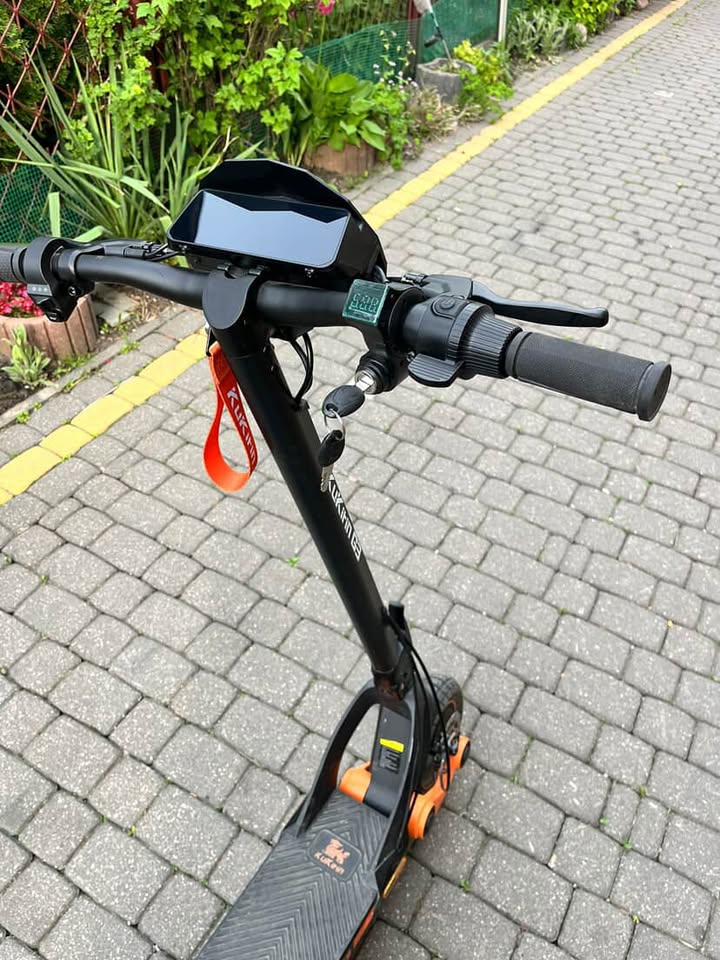 KuKirin G3 z wyświetlaczem i stacyjką po montażu